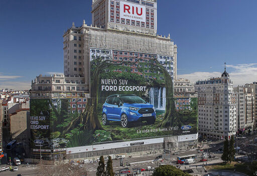 Ford consigue récord guinness al instalar la valla publicitaria más grande del mundo