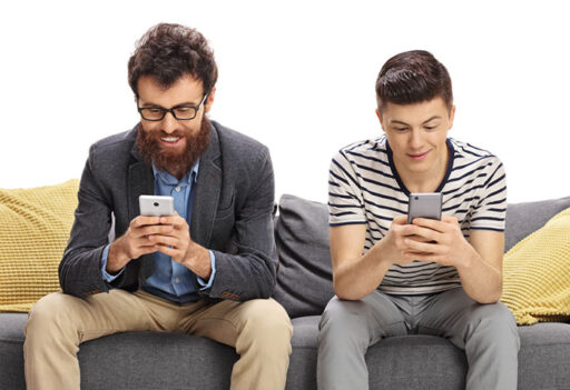 Los millennials y la Generación Z no son los únicos que no pueden vivir sin su smartphone